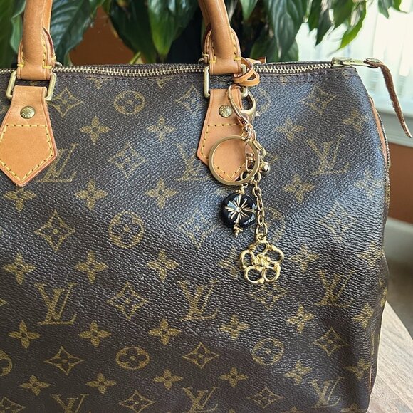 ABSTRACT FLOWER Bag Charm Black and Gold Tone 🌺 - Picture 5 of 10